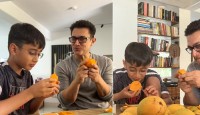 ছেলেকে নিয়ে পাকা আমের স্বাদে মজলেন আমির